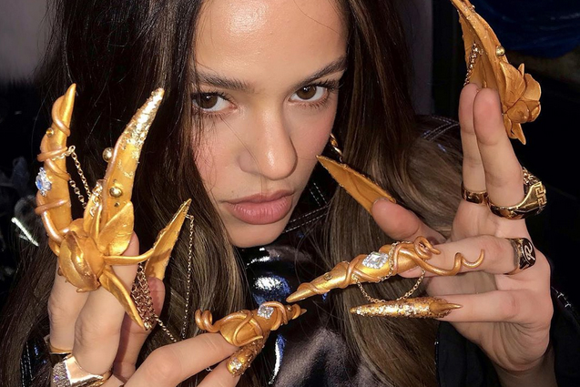 Menos extravangantes que las de Rosalía: la sencilla tendencia en uñas que se populariza en redes