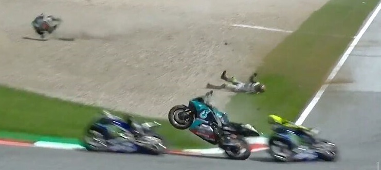 Piloto Valentino Rossi estuvo a centímetros de sufrir brutal accidente: así lo captó su cámara