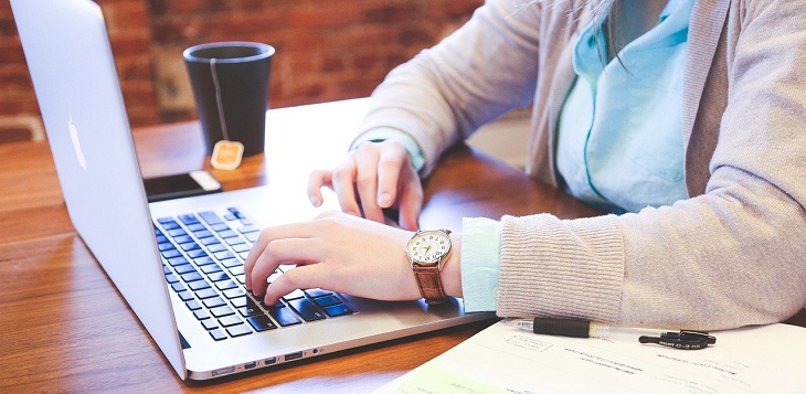 ¿Usas todo el día tu notebook? Los tips que debes seguir para no sufrir dolores de cuello y muñeca