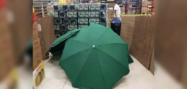 Hombre falleció en supermercado en Brasil y tienda no cerró: sólo lo cubrieron con sombrillas
