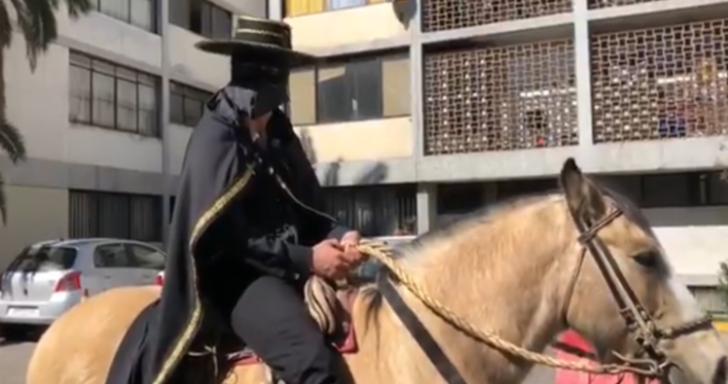 El zorro de Providencia: quién es el misterioso jinete que ayuda a los necesitados en pandemia