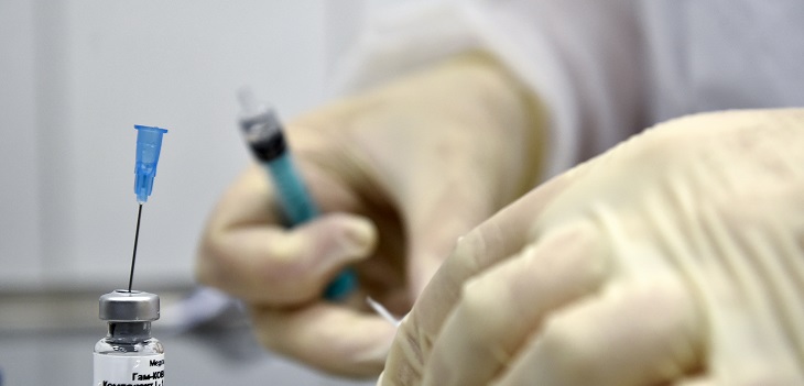 Mielitis tranversa: el cuadro que habría sufrido un voluntario del ensayo de la vacuna de Oxford