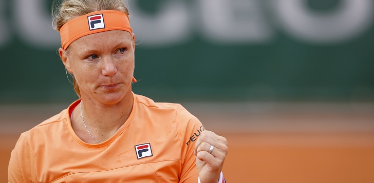 Tenista debió retirarse en silla de ruedas de torneo Roland Garros: sufrió fuertes calambres