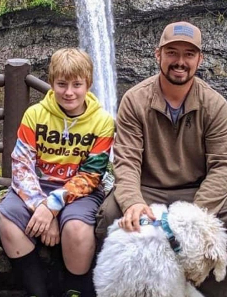 Niño es encontrado muerto junto a su perro