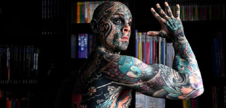 Conoce a Sylvain Helaine: el maestro que causa polémica en Francia por estar tatuado hasta los ojos