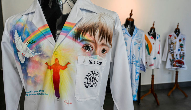 Dedicado a los héroes: transforman batas médicas en obras de arte para combatir el COVID-19