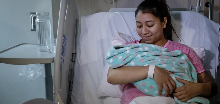 Planes de mujeres en isapres disminuyen casi 46 mil pesos tras fin a discriminación