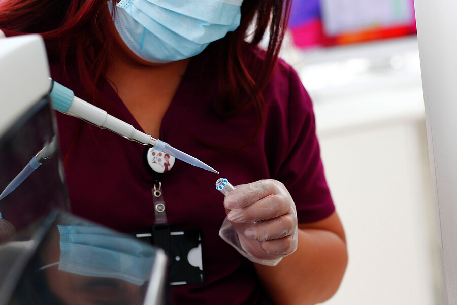 OPS advirtió que el COVID-19 seguirá propagándose incluso con una vacuna: países deben ser realistas