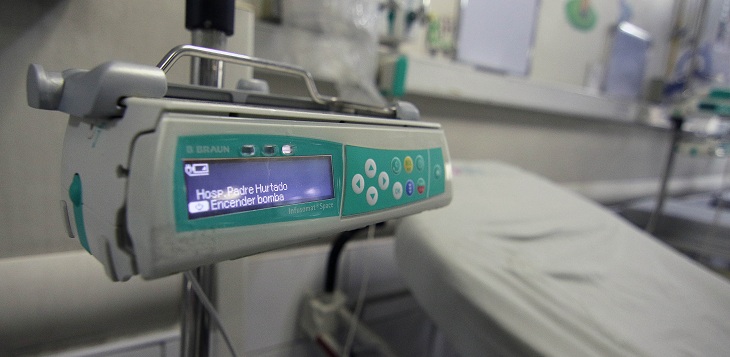 Gráfico: decesos por COVID-19 llegan a 21.863 y se mantiene como primera causa de muerte en Chile