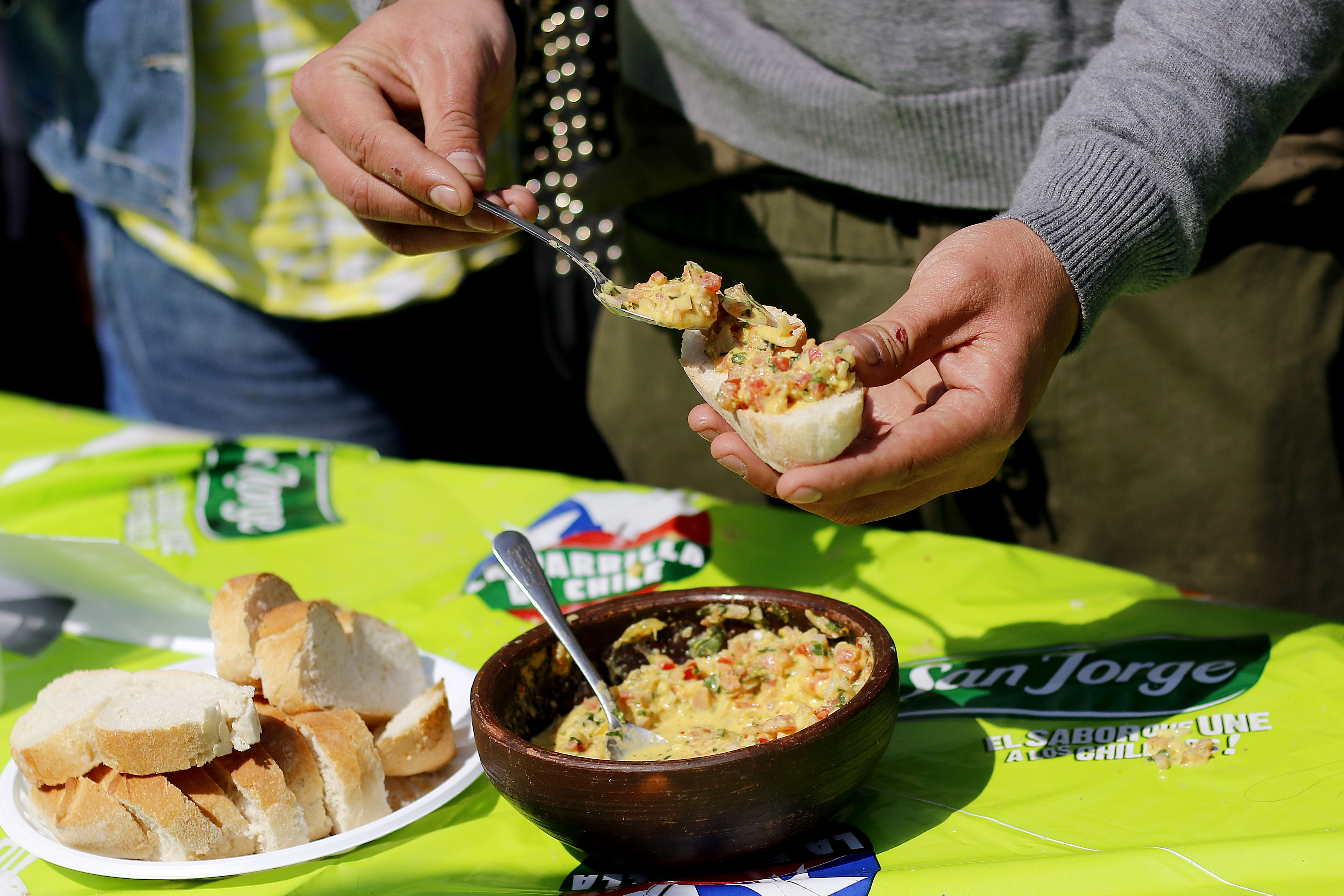 Pebre, chimichurri y huesillos: las tres recetas infaltables para acompañar el asado dieciochero