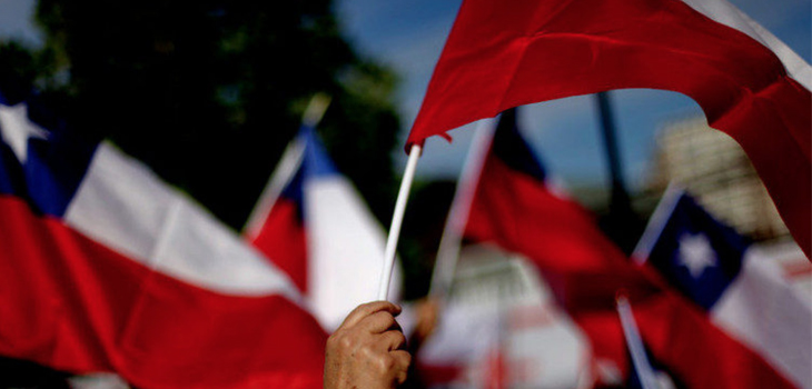 Detienen a médico que habría robado una bandera chilena en pleno toque de queda