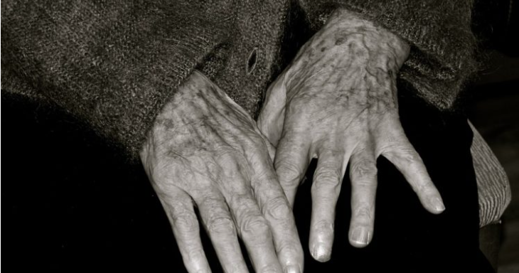 Rodeada de heces y comiendo colchón: encuentran en deplorables condiciones a anciana en El Quisco