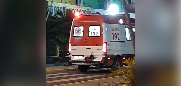 Fiel compañera: perrita subió al parachoque de la ambulancia que trasladaba a su dueño al hospital