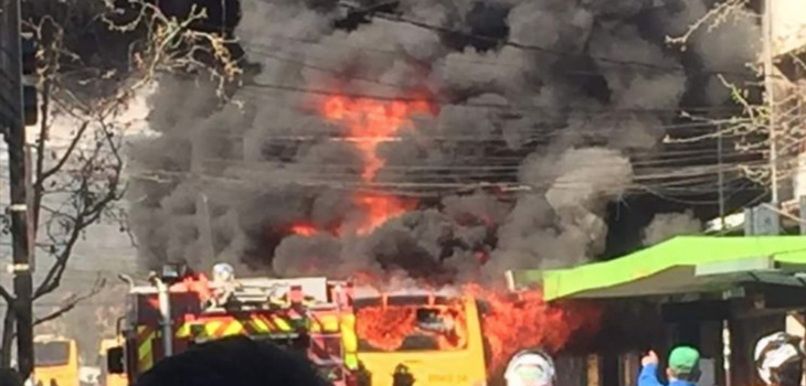 Bus del Transantiago se incendió y afectó un paradero en centro de Puente Alto