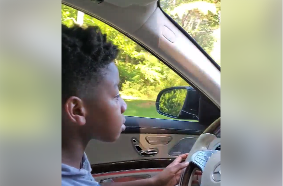 Niño salvó a su abuela tras verla sufrir descompensación: manejó su auto y la llevó a urgencias