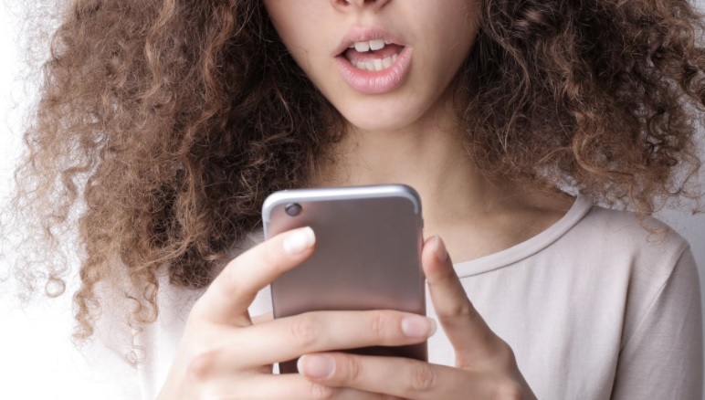 ¿Deberías eliminar a tu expareja de redes sociales? Psicólogo explica qué hacer tras la ruptura