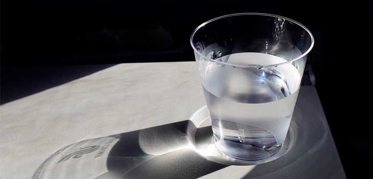 ¿Deberías beber del vaso de agua que dejaste en tu velador? Microbiólogo explica respuesta