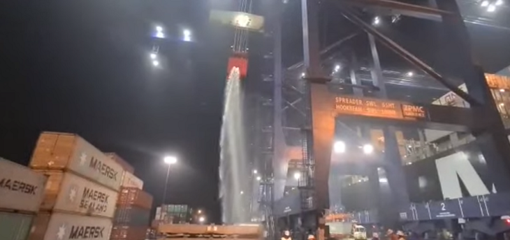 Container con vino blanco se rompió y derramó cientos de litros en puerto de San Antonio