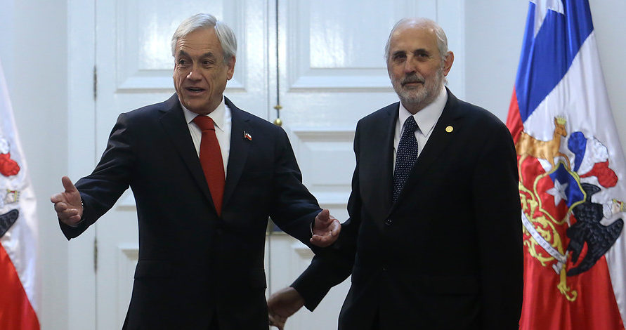 Portazo a solicitud: Abbott no saca al fiscal que indaga a Piñera y Mañalich por muertes de COVID-19