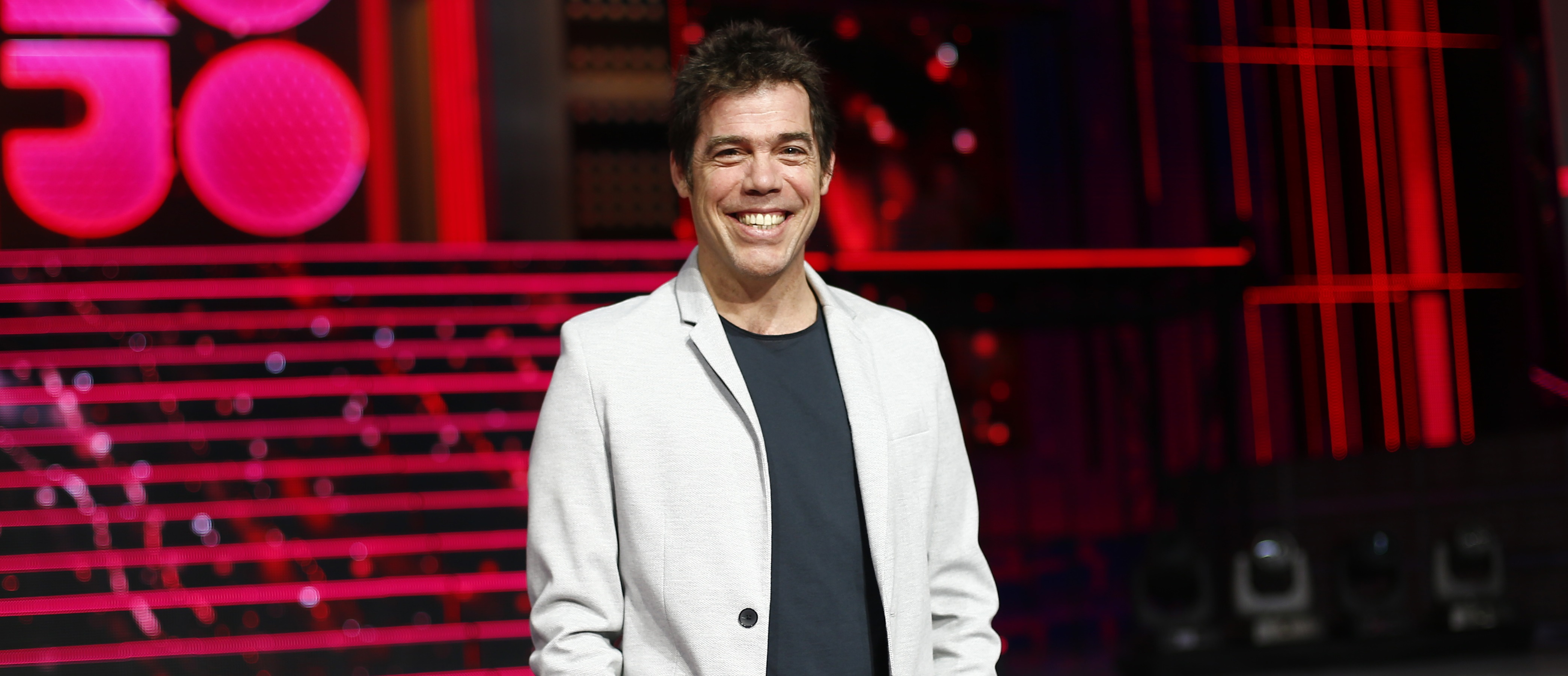 Tras desvinculación: Álvaro Escobar demanda a TVN y exige millonaria indemnización