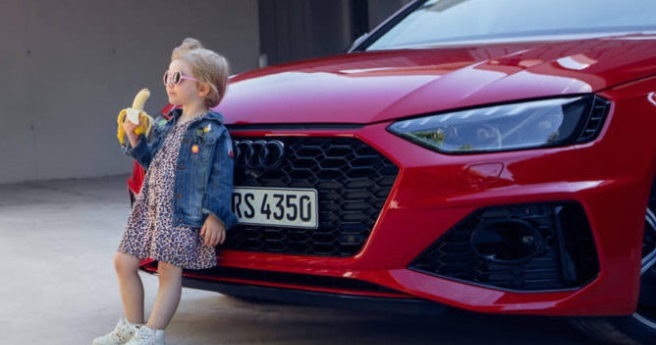 Audi se disculpa y elimina polémico anuncio con una niña comiendo plátano frente a un auto
