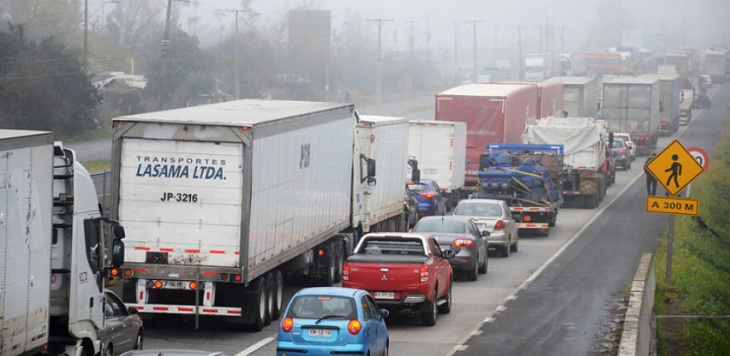 Camionero muere atropellado por otro camión que cruzaba bloqueo en ruta 5 Sur
