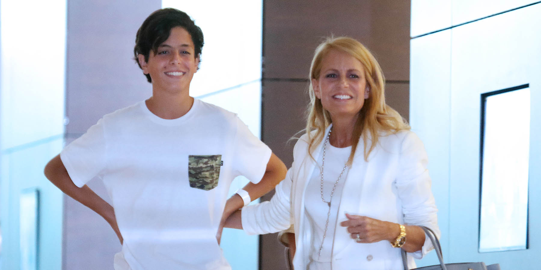 Máximo Menem soprendió como asistente en medio de transmisión en vivo de su madre, Cecilia Bolocco