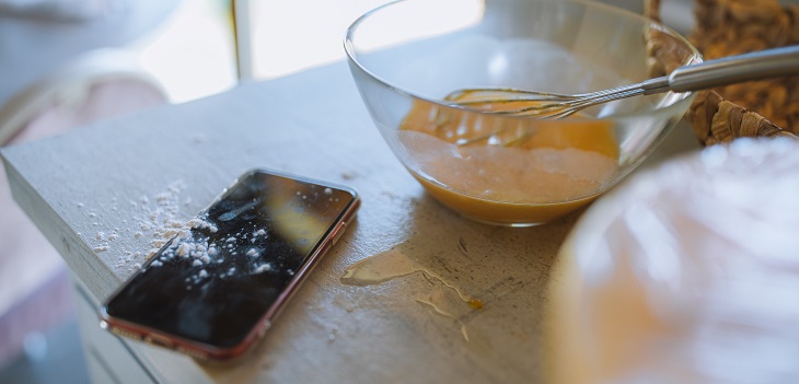 ¿Usas el celular mientras cocinas? Este sencillo truco podría mantenerlo a salvo de un accidente