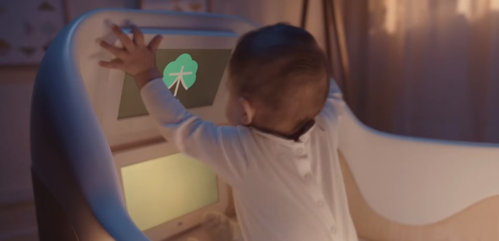 Como sacada de 'Black Mirror': la verdad tras la polémica 'cuna tecnológica' con cuatro pantallas