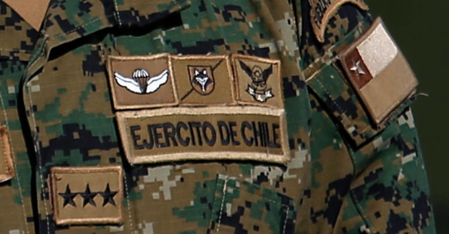 Funcionario del Ejército ebrio choca contra árbol y 2 casas en Valdivia: su acompañante quedó herido