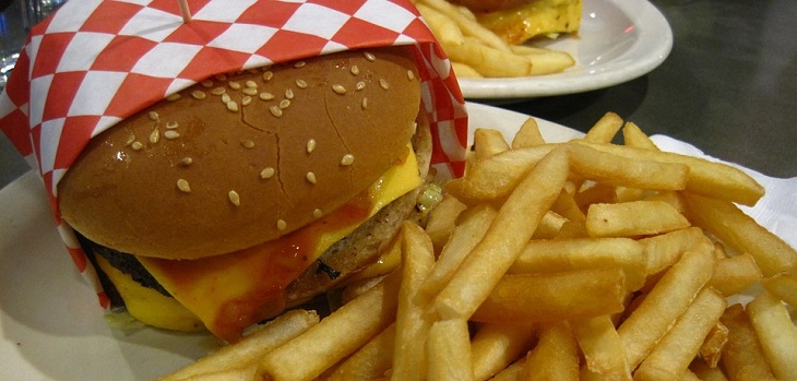 Hamburguesas y bebidas: estudio descubrió que alimentos ultraprocesados aceleran el envejecimiento