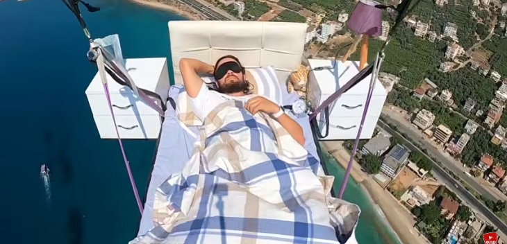 Youtuber turco durmió siesta en su cama en pleno vuelo en parapente: insólito registro es viral