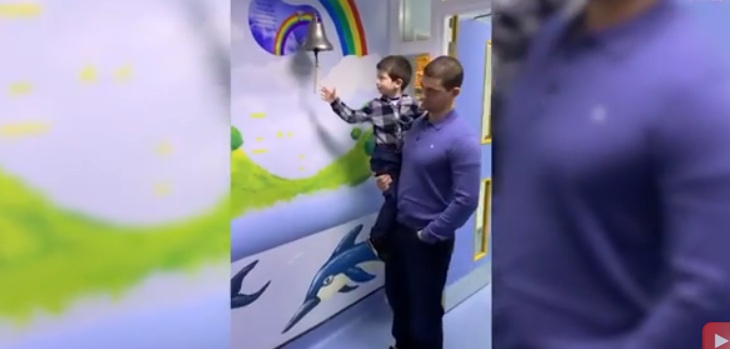 Niño de cinco años superó el cáncer y lo celebró con simbólica acción: momento se viralizó