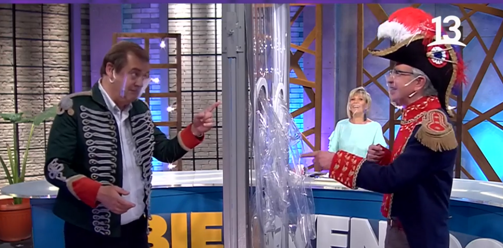 Surrealista escena en Bienvenidos: Lavín y Vidal recrearon 'Abrazo de Maipú' pero en tiempos COVID