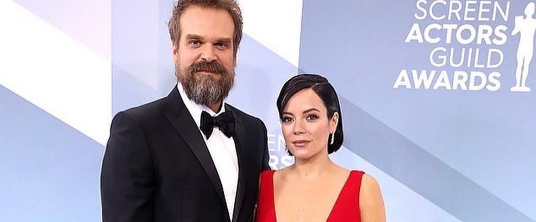 Lily Allen y David Harbour de 