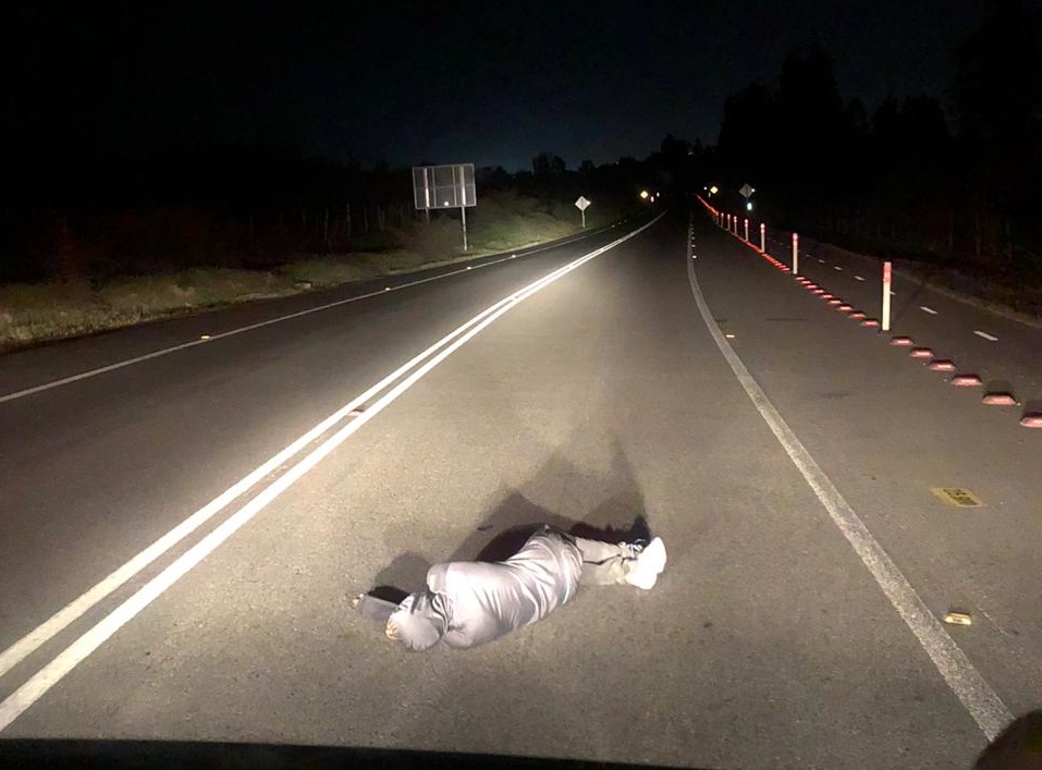 Carabineros encontró a hombre durmiendo en plena carretera durante toque de queda: fue detenido