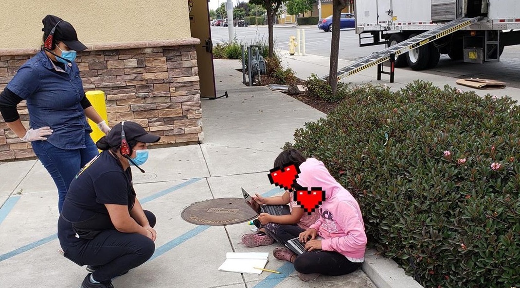 Ejemplo de brecha digital: niñas usan internet de un Taco Bell en EEUU para 