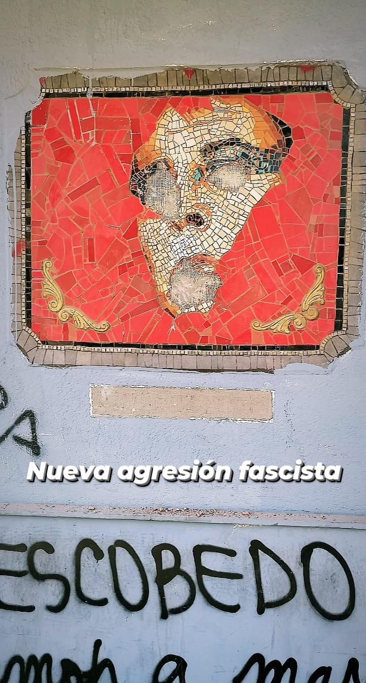 Delincuentes destruyen mosaico en homanaje a Pedro Lemebel en el centro de Santiago