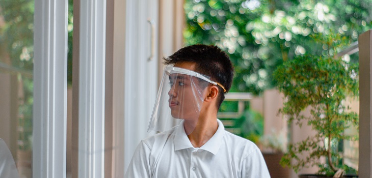 Escudos faciales para evitar la propagación de COVID-19 son ineficaces, según nueva investigación