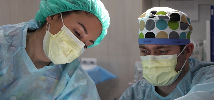 Mujer china tenía 2 agujas alojadas en su cerebro: lo descubrió gracias a accidente automovilístico