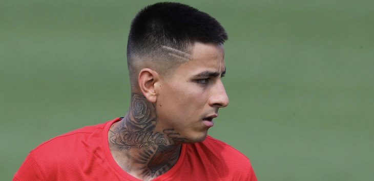 Nuevo problema para Erick Pulgar: perdió vuelo hacia Chile y su titularidad es una incógnita