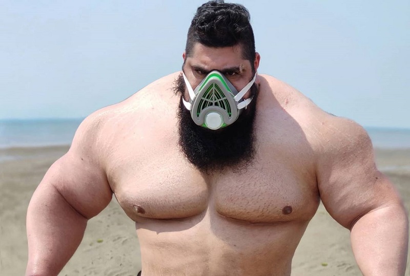'Hulk iraní' la rompe con su brutal entrenamiento que ya es viral: dobla sartenes con las manos