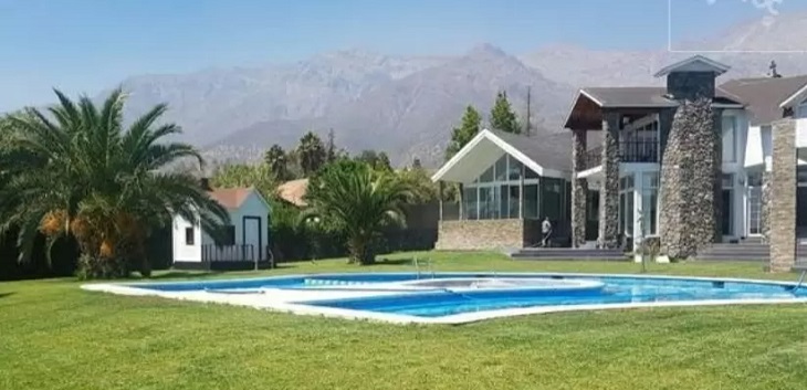 9 habitaciones y 8 baños: la lujosa casa de Arturo Vidal que vende en $1.500 millones