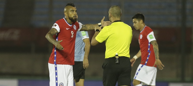 Tras polémica mano en Uruguay: la ANFP no pedirá a la Conmebol sancionar al juez Eber Aquino