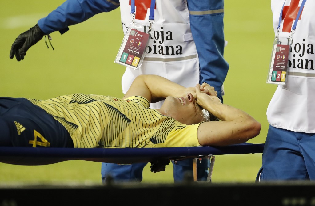 Su tobillo giró bruscamente: registran dolorosa lesión de Santiago Arias en partido con Venezuela