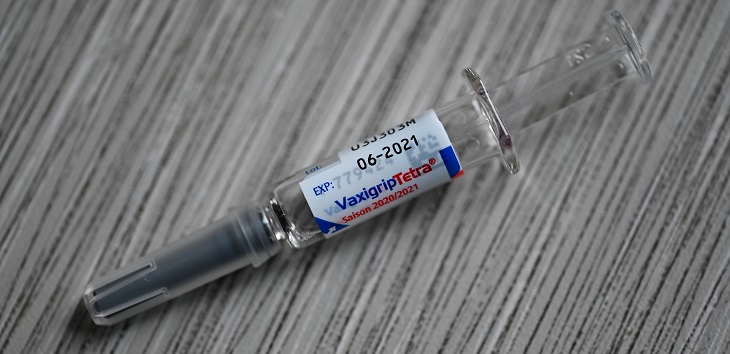 Johnson & Johnson detiene ensayo de vacuna anti-COVID-19 por 