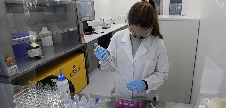 Muere voluntario de ensayos para vacuna de COVID-19 de AstraZeneca y Oxford en Brasil