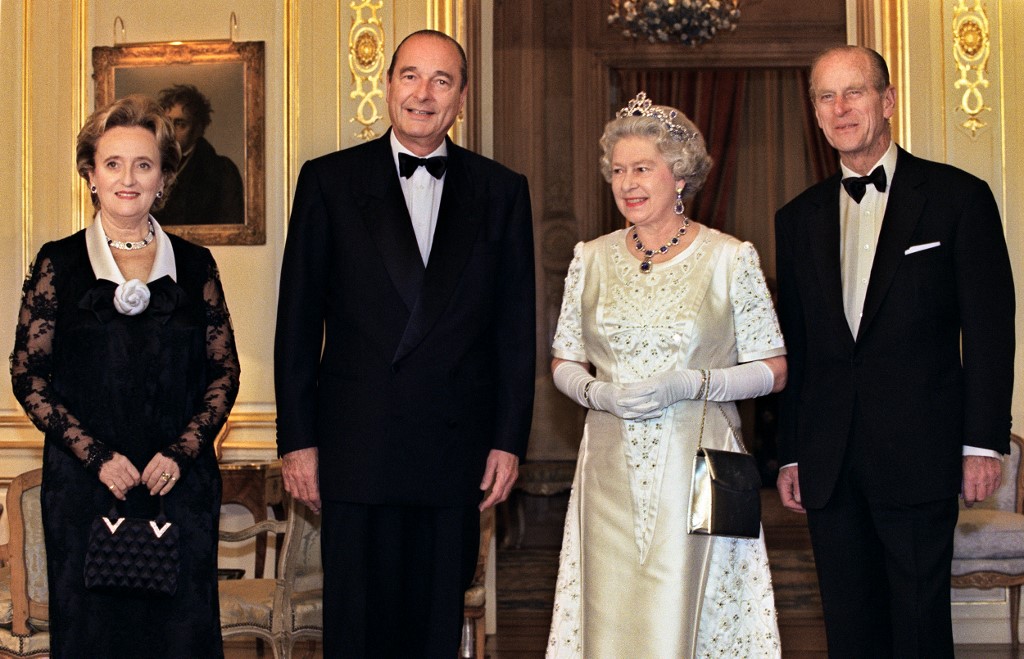 El escándalo amoroso que "esconde" la tiara que usó la reina Isabel para su nuevo retrato oficial