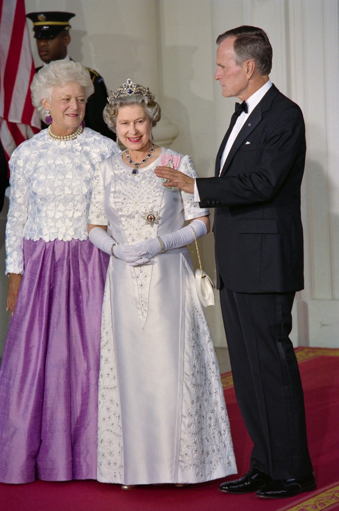 El escándalo amoroso que "esconde" la tiara que usó la reina Isabel para su nuevo retrato oficial