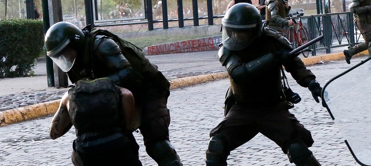 Fiscalía revela detalles de tortura de carabineros: a un detenido le aplicaron polvo de lacrimógena